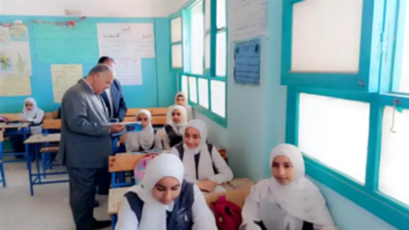وكيل تعليم الفيوم يكرم طلاب الصف الثالث الإعدادي المتفوقين في مدرسة قلهانة خلال جولة تفقدية