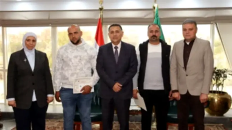 محافظ القليوبية يُكرم سائقي لوادر لجهودهما البطولية في إخماد حريق مصانع القناطر الخيرية