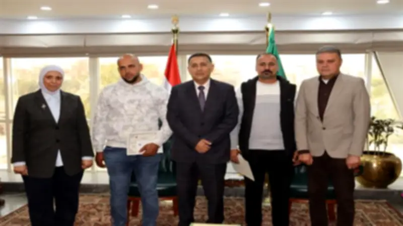 محافظ القليوبية يكرم سائقي اللوادر لبطولتهما في إخماد حريق مصانع القناطر الخيرية