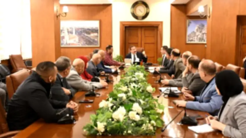 محافظ بورسعيد يوقع عقود تمليك أراضٍ لأربعة مصانع لدعم الصناعة المحلية