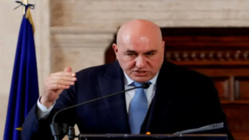 وزير الدفاع الإيطالي يؤكد: إرسال سفن إلى مضيق هرمز يحتاج موافقة برلمانية