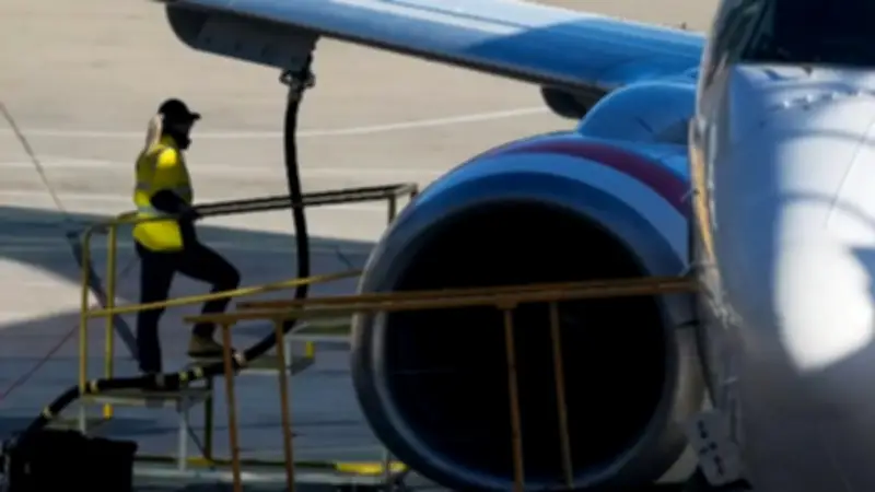 الاتحاد الأوروبي يدرس إجراءات طارئة لضمان إمدادات وقود الطائرات مع استمرار تعطل مضيق هرمز