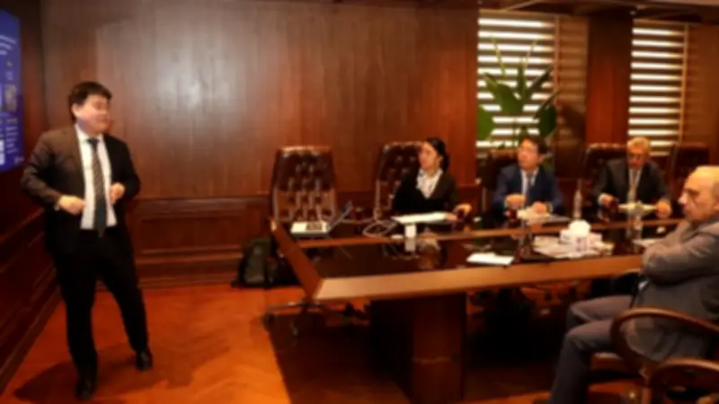 وزير الكهرباء يبحث مع هواوي حلولاً لضمان استدامة التيار في أوقات الذروة الصيفية