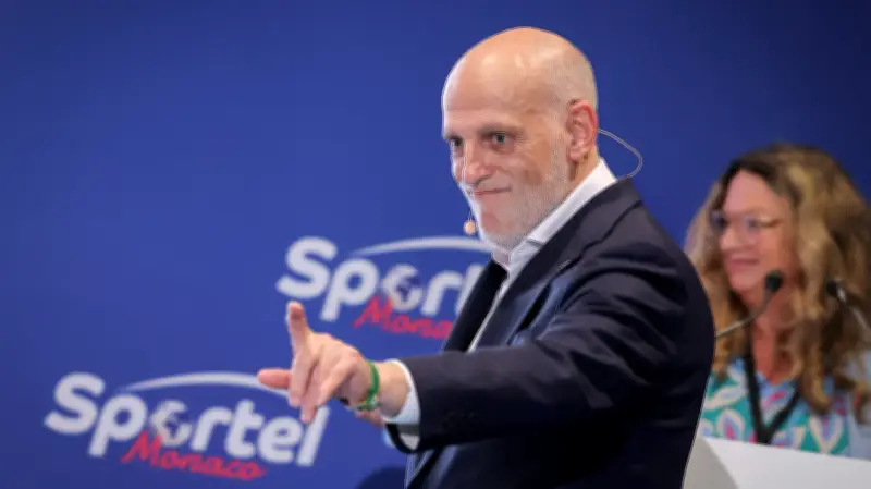 تيباس يسخر من أربيلوا: يعيش 'نغمة المظلومية' ويتوقع تعثر برشلونة في الدوري الإسباني