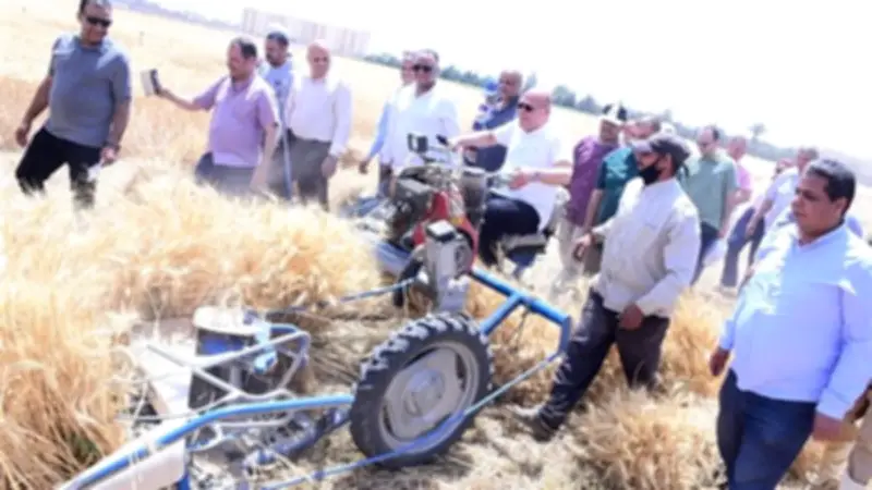رئيس جامعة سوهاج يقود آلة حصاد القمح في مزارع الكلية ويؤكد على دعم الأمن الغذائي
