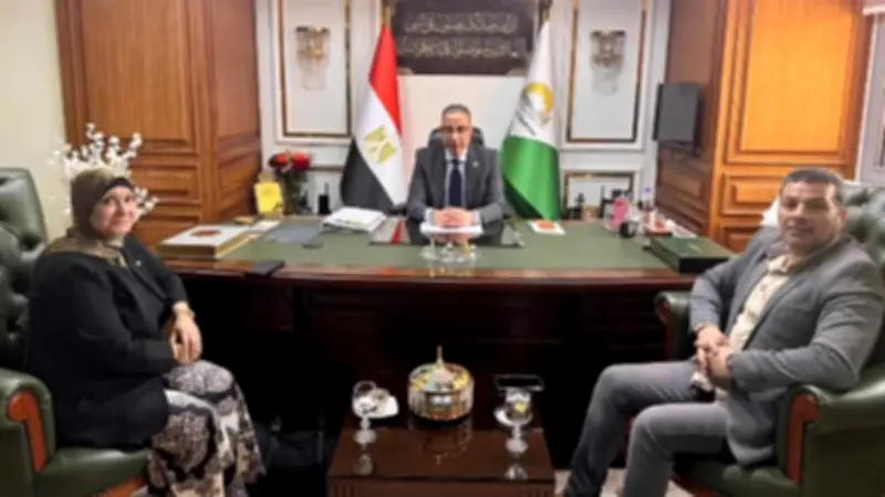 محافظ الجيزة ونقيب التمريض يبحثان دعم الكوادر وتحسين بيئة العمل بالمستشفيات