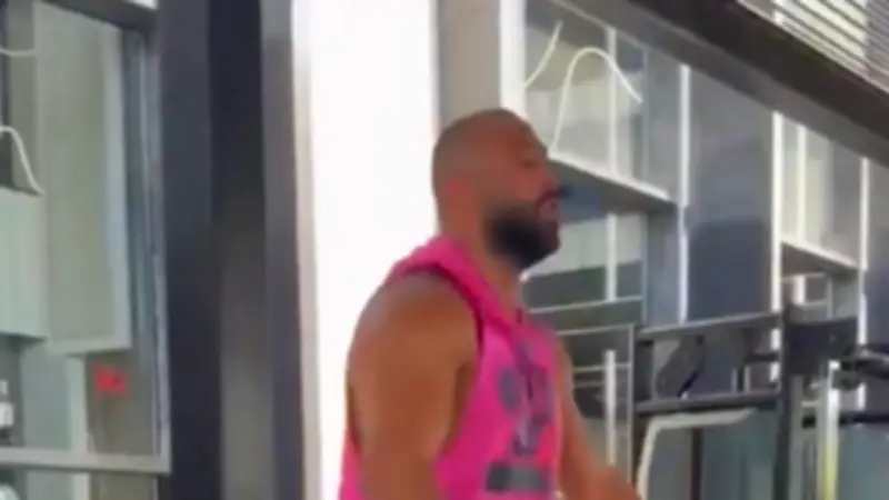 ميدو يظهر بلياقة بدنية مذهلة في الجيم بينما يواجه ابنه قضية حيازة مخدرات