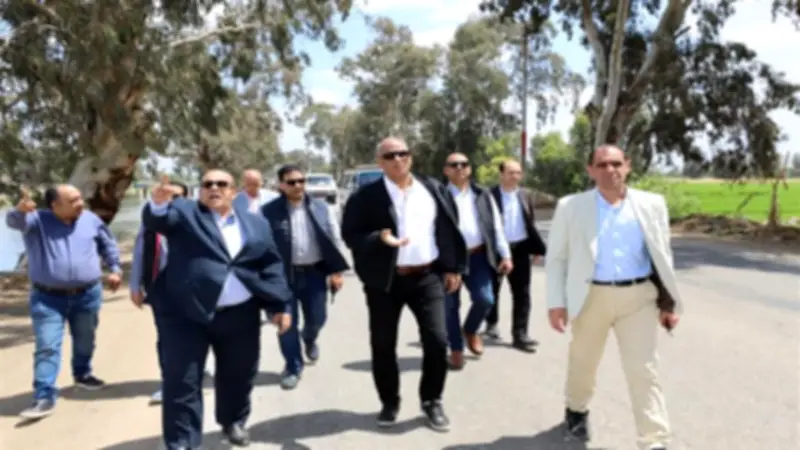 محافظ كفر الشيخ يوجه بسرعة تركيب علامات إرشادية وتحذيرية على الطرق الخطرة