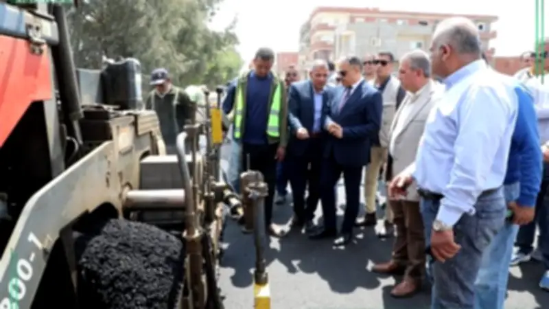 محافظ الشرقية يتفقد توسعة طريق بحر مشتول ويؤكد على الالتزام بالجدول الزمني