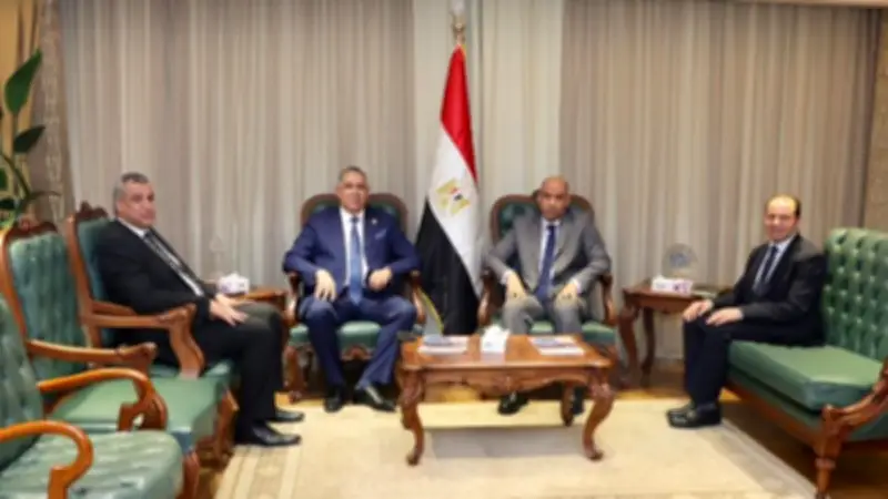 نقيب المحامين يبحث مع وزير العمل تعزيز التعاون المؤسسي لدعم المهنة