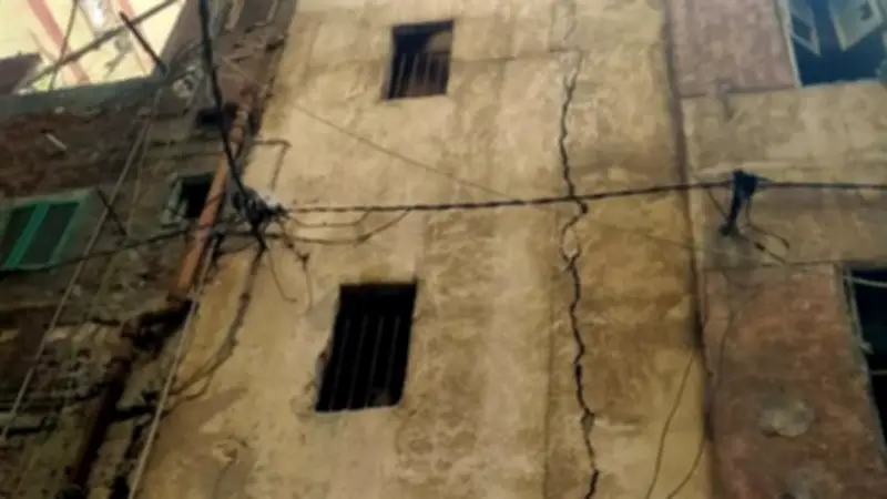 انهيار سقف عقار قديم خالٍ من السكان في حي الجمرك بالإسكندرية دون إصابات