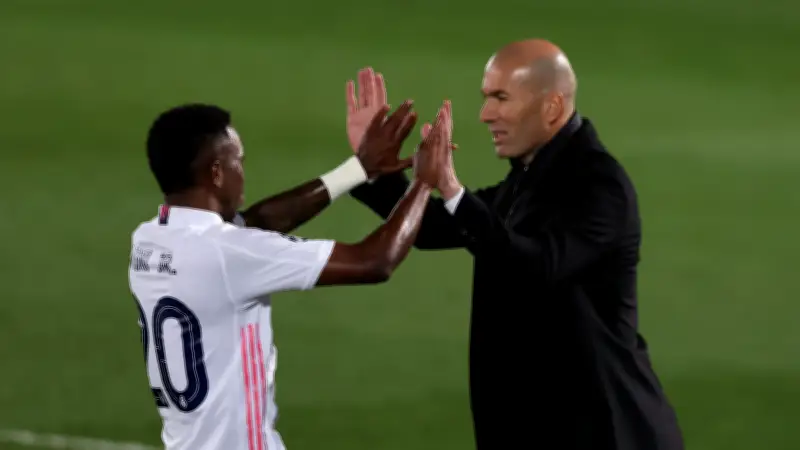 بيريز يدرس ولاية ثالثة لزيدان في ريال مدريد رغم اتفاقه الشفهي مع فرنسا