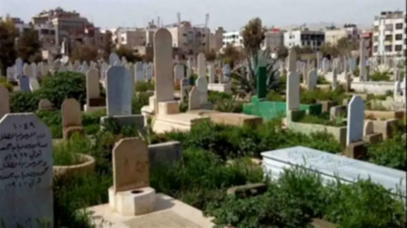 الأزهر يوضح حكم دفن المرأة مع الرجل في قبر واحد: الأصل الفصل إلا في حالات الضرورة