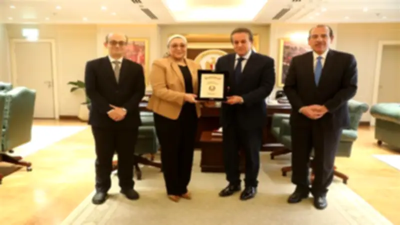 وزير الصحة يكرم رئيس الإدارة المركزية للمعامل بمناسبة بلوغها سن المعاش