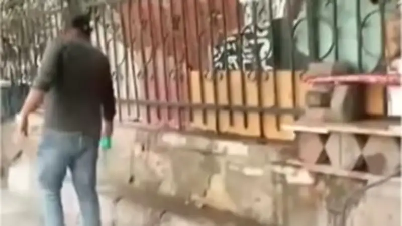 القبض على بائع يرش المياه على الرصيف لمنع الجلوس.. تفاصيل صادمة لمعاناة المواطنين