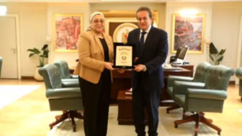 وزير الصحة يكرم رئيس الإدارة المركزية للمعامل بمناسبة بلوغها سن المعاش