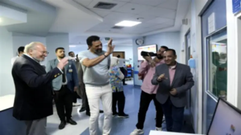 الملك أحمد فؤاد الثاني يزور مستشفى الناس ويثني على جهودها الطبية الخيرية