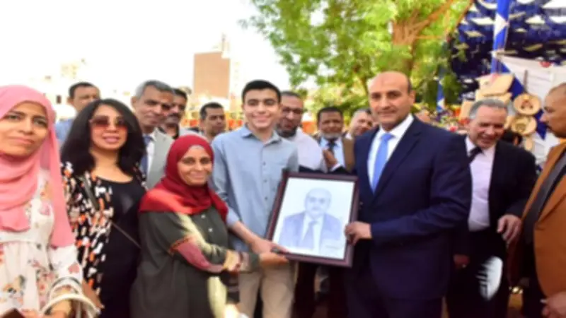 محافظ أسيوط يشيد بموهبة شاب في فن الكاريكاتير بعد فوزه بالمركز الأول جمهورياً