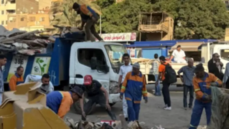 حملة مكبرة لإزالة الإشغالات بمحيط مترو عين شمس لاستعادة الانضباط المروري