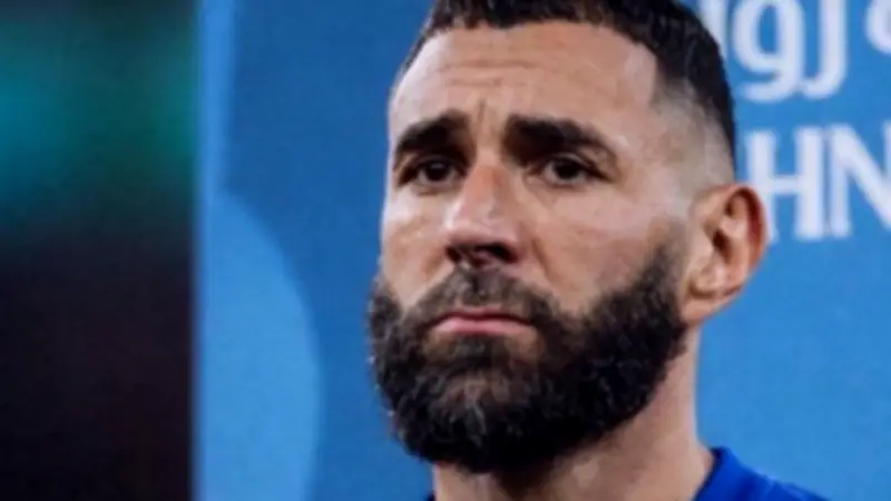 الهلال السعودي يكشف تفاصيل إصابة كريم بنزيما وغيبته عن المباريات القادمة