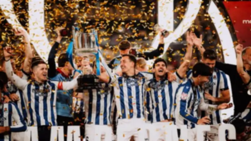 ريال سوسيداد يحتفل بكأس ملك إسبانيا بحافلة مكشوفة وسط جماهير دونوستيا