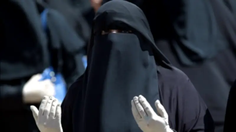 جدل النقاب يتجدد بعد حادثة اختطاف رضيع.. مطالب بالحظر وهجوم من حزب النور