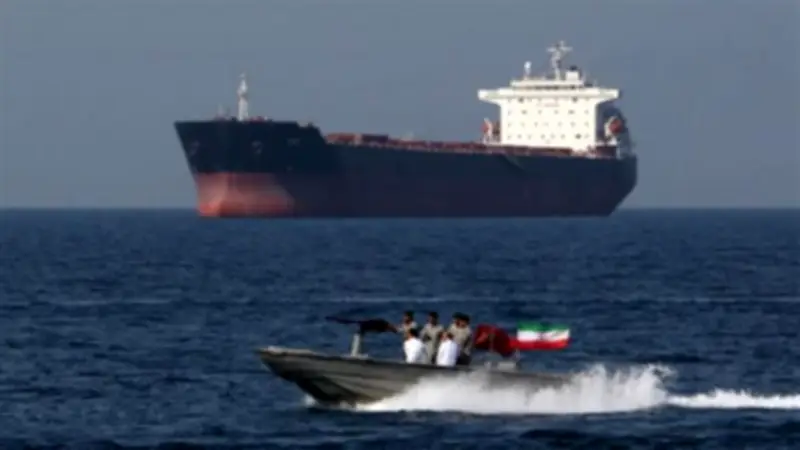 ترجيحات رويترز: عتاد عسكري على السفينة الإيرانية المحتجزة لدى القوات الأمريكية