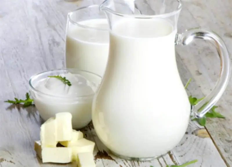 التوقف عن الألبان: فوائد صحية محتملة ومخاطر نقص العناصر الغذائية