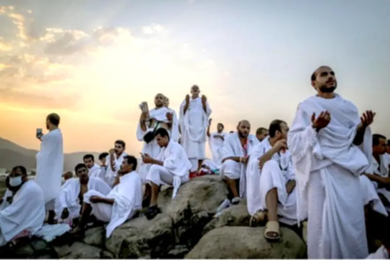 فتوى جديدة: هل يجوز للمحرم تغطية رأسه خوفًا من البرد والمطر الشديد؟