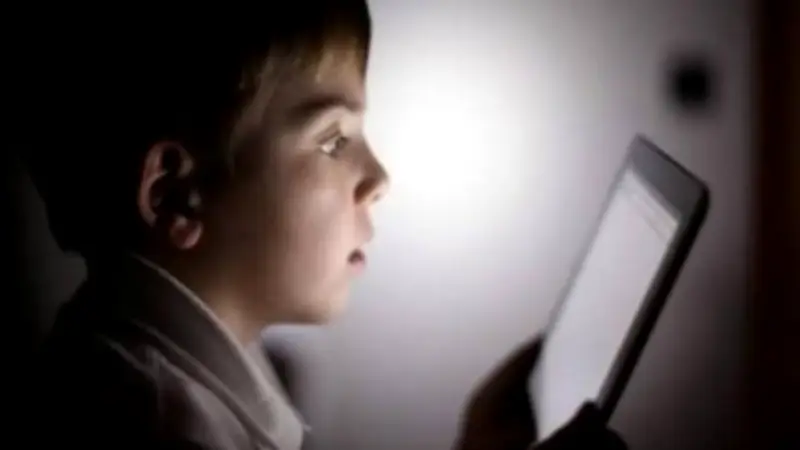 معهد التغذية يحذر من خطورة إفراط الأطفال في استخدام الهواتف المحمولة على صحتهم