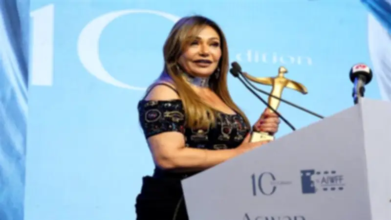 ليلى علوي تتسلم درع إيزيس في افتتاح مهرجان أسوان لسينما المرأة