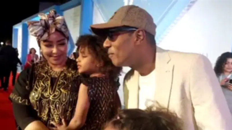 نجم بلاك تيما يغني أغنية 'بحار' مع بناته في افتتاح مهرجان أسوان لسينما المرأة