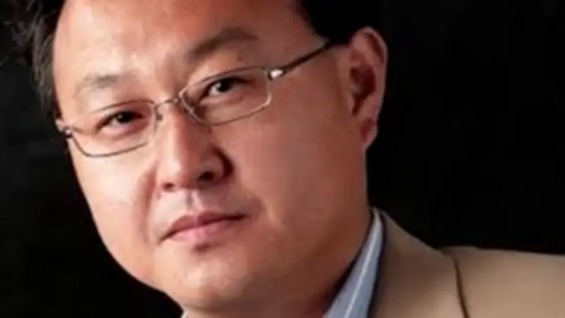 سوني تفقد أحد أعمدة بلاي ستيشن: رحيل شوهي يوشيدا يهز عالم الألعاب الإلكترونية