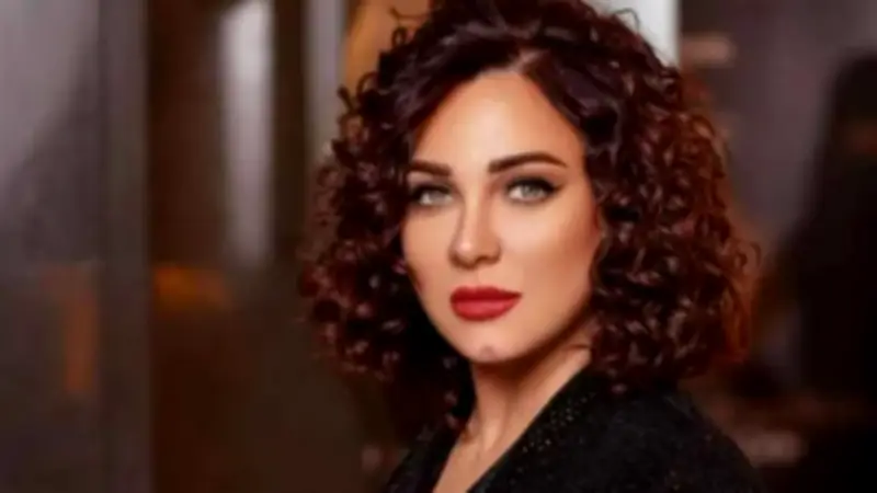 سلاف فواخرجي تخطف الأنظار بإطلالة جريئة في افتتاح مهرجان أسوان لسينما المرأة