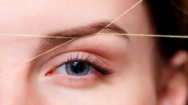 دار الإفتاء المصرية توضح حكم إزالة الشعر الزائد من الحواجب دون رسمها