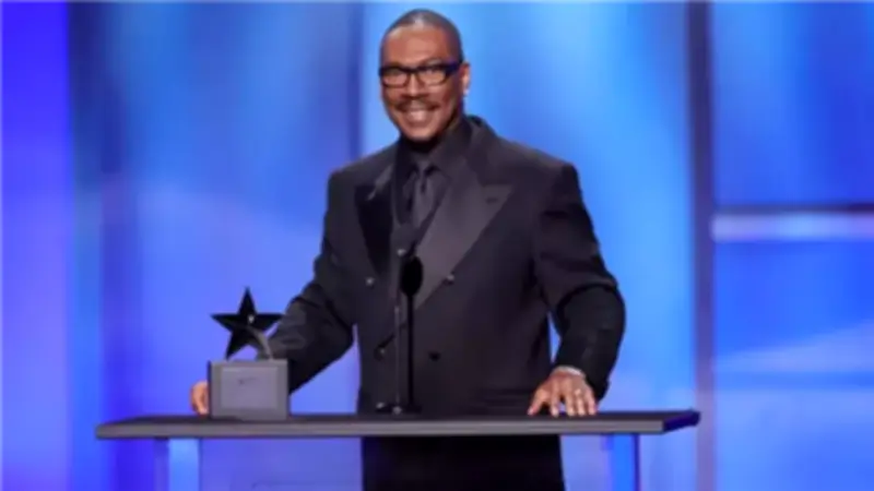 إيدي مورفي يتوج بجائزة الإنجاز مدى الحياة من معهد الفيلم الأمريكي وسط احتفاء نجومي