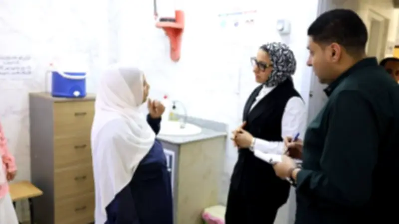 محافظ الوادي الجديد تتفقد الوحدة الصحية ومدرسة ٢٥ يناير في جولات مفاجئة