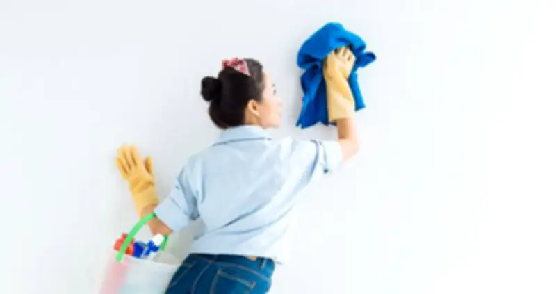 وداعاً للبقع على الجدران: وصفات سريعة للأمهات لتنظيف المنزل بسهولة