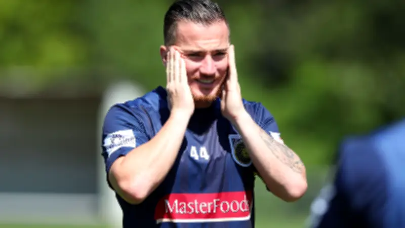 ضربة قاضية خاطفة تنهي نزالاً خيرياً بين نجمي بريميرليج سابقين على حلبة الملاكمة