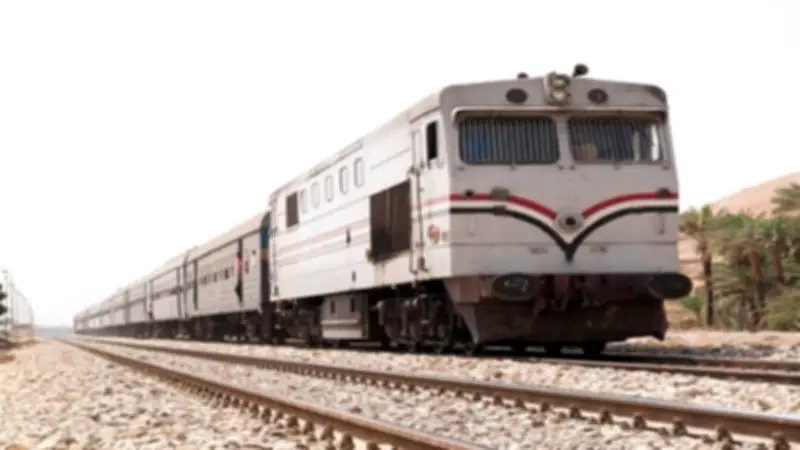 شاهد عيان يروي تفاصيل مأساوية: شاب يلقى حتفه أسفل عجلات قطار بالمنوفية أثناء عبوره القضبان