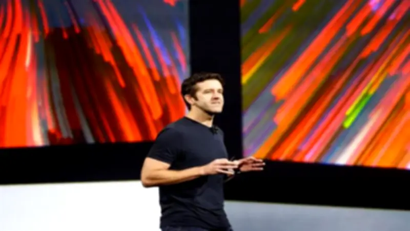 من سباح إلى قائد آبل.. جون تيرنوس يتولى عرش الشركة خلفًا لتيم كوك