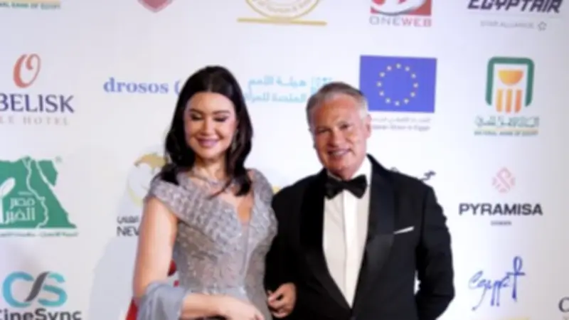 أروى جودة تتألق بإطلالة بسيطة وأنيقة برفقة زوجها في مهرجان أسوان الدولي