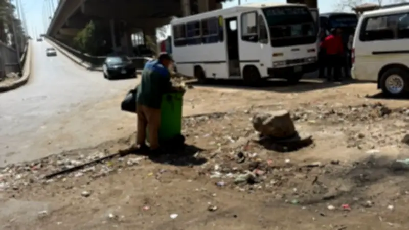 محافظ الجيزة يضبط فرز مخلفات داخل محال ويأمر بإخلائها وغلقها فوراً