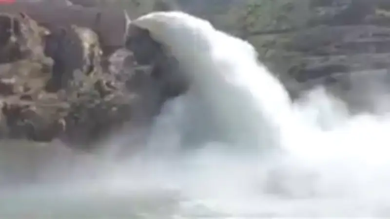 تدمير مركز أمريكي سري للمناخ يكشف حقيقة فيضان السدود الإيرانية بعد سنوات من الجفاف