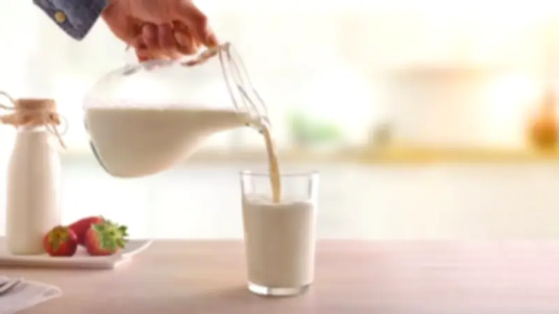 الحليب وحرقة المعدة: هل هو علاج سريع أم سبب خفي لزيادة الحموضة؟