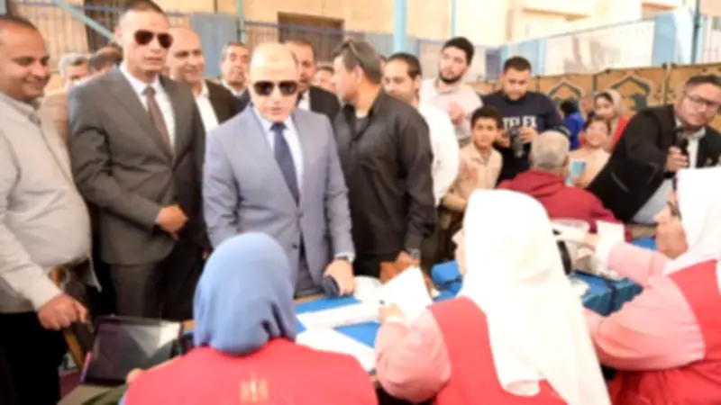 محافظ الغربية يتفقد قافلة طبية مجانية في قرية بنا أبو صير بسمنود