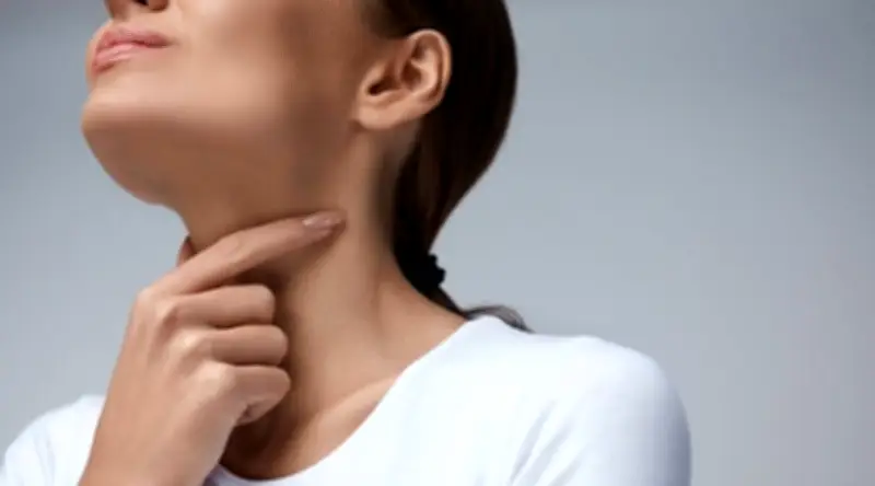 كيفية التخلص من التهاب الحلق بسهولة: نصائح منزلية فعالة لعلاج الألم والتهيج