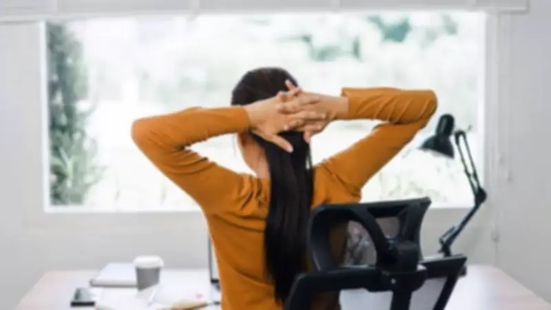 ماذا يحدث لجسمك عند الجلوس لفترات طويلة يوميًا؟ الحقيقة الصادمة
