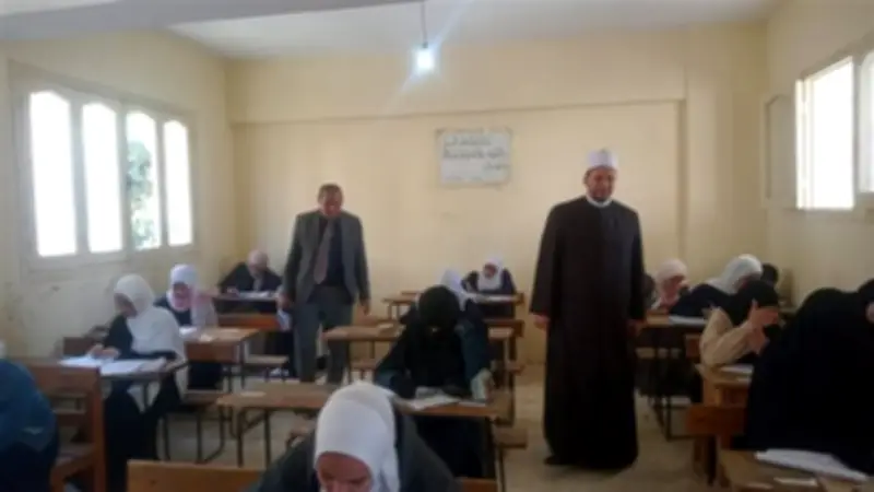 رئيس منطقة الإسكندرية الأزهرية يتفقد انطلاق امتحانات النقل الثانوي في معاهد العامرية