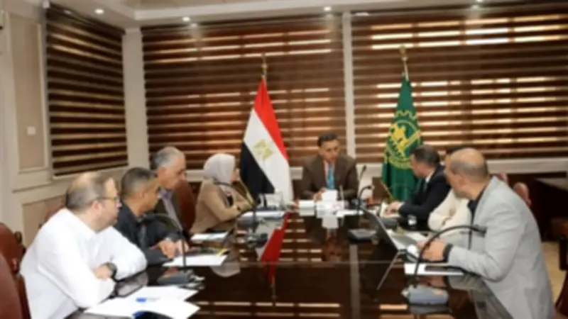 محافظ القليوبية يبحث تطوير منظومة النقل الجماعي مع جهاز تنظيم النقل البري